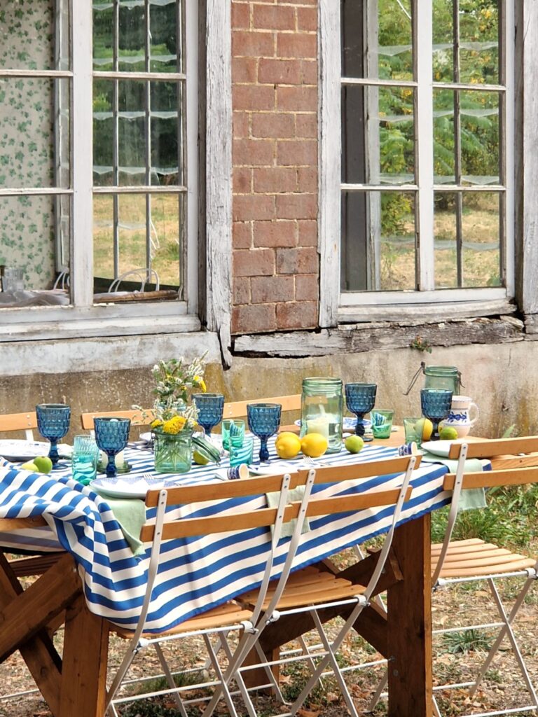 table mariage jaune et bleu avec des rayures
