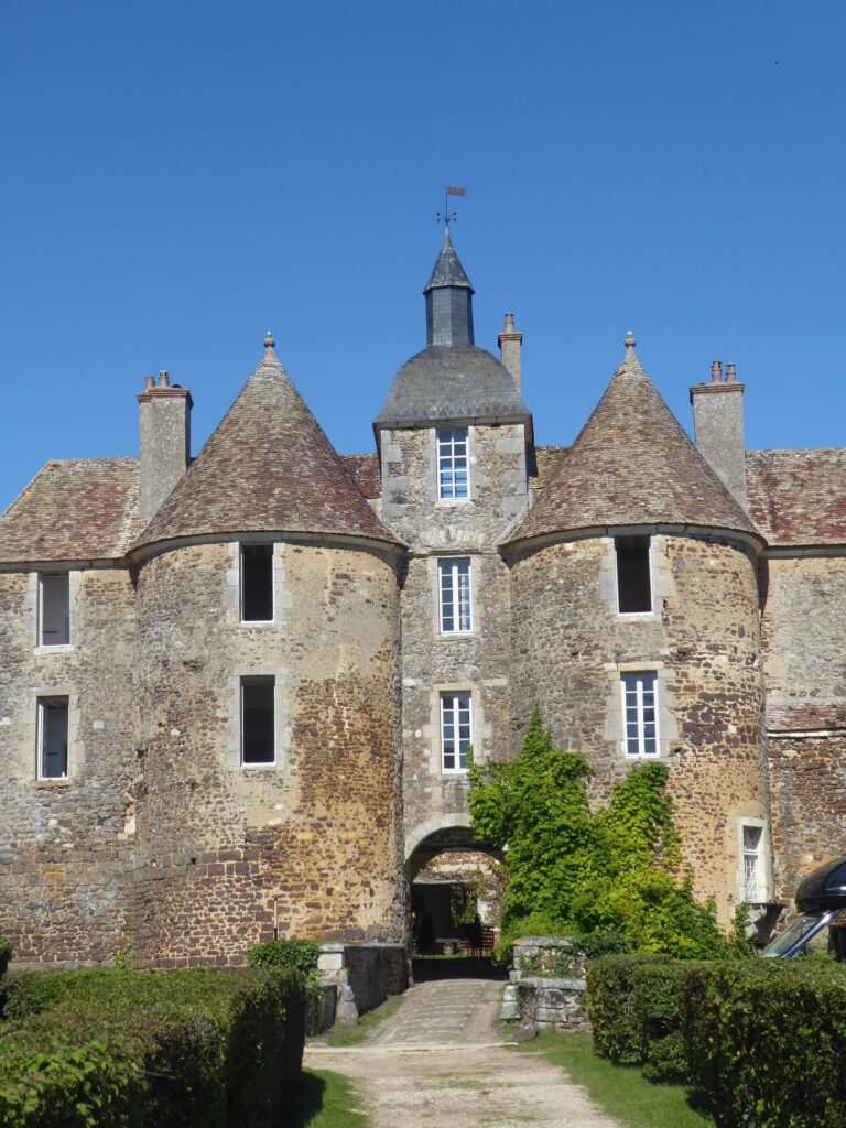 Chateau rustique pour mariage à la campagne : voici le château de Ratilly en Puisaye
