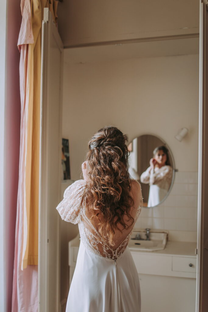 preparatifs mariée dans une salle de bain vintage