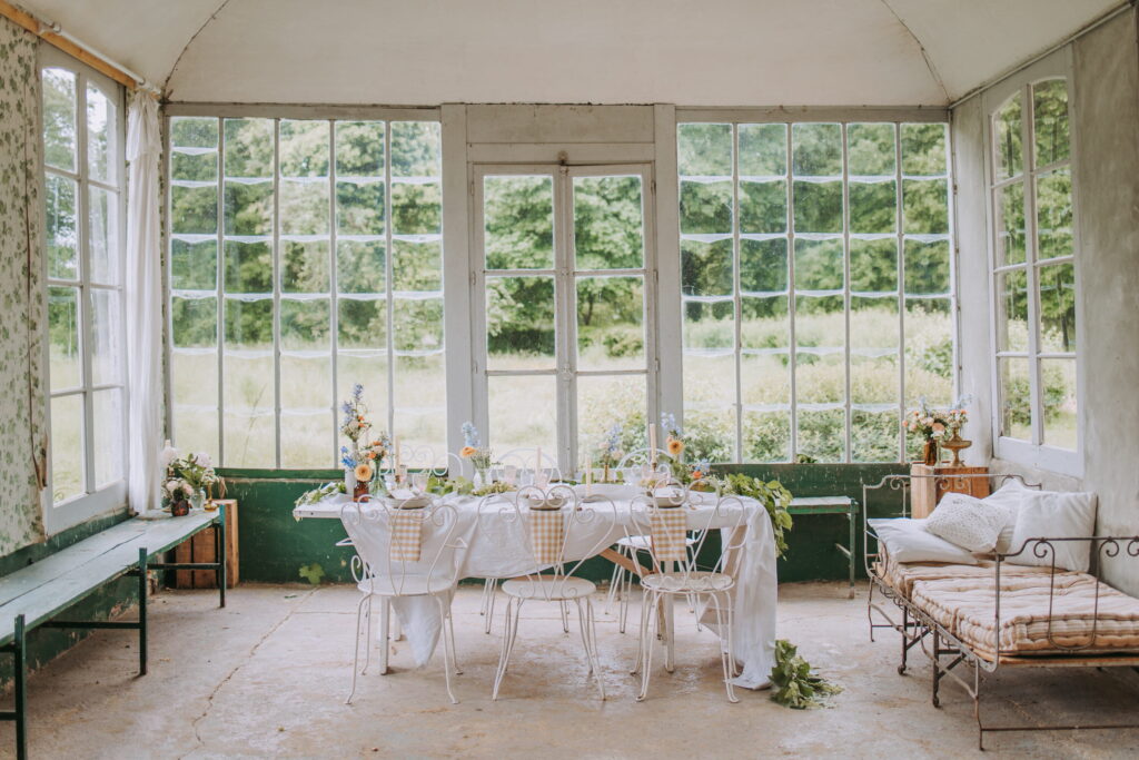 Décoration de table de mariage dans l'orangerie de la Villa Augustine