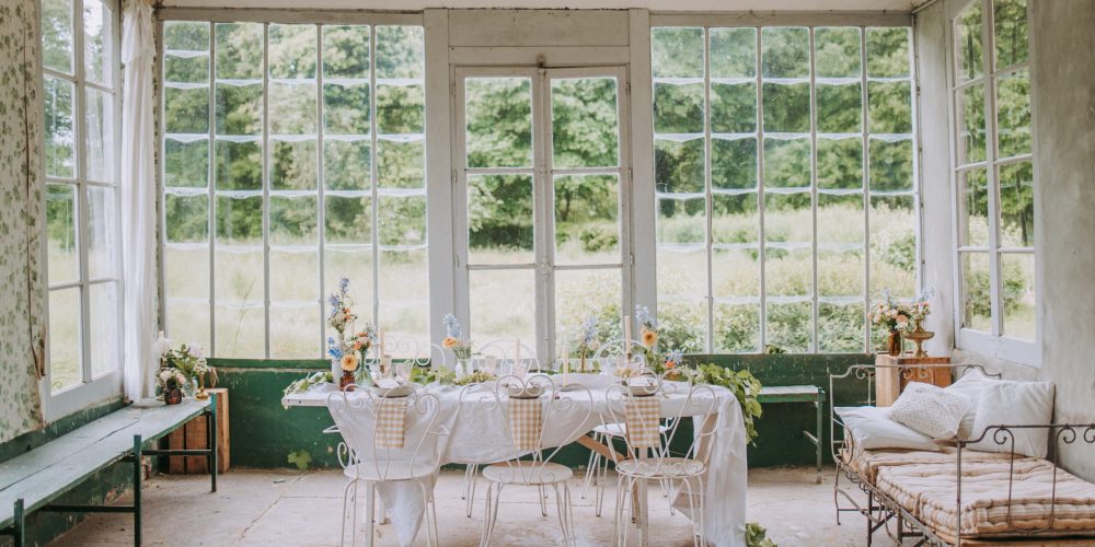 Décoration de table de mariage dans l'orangerie de la Villa Augustine